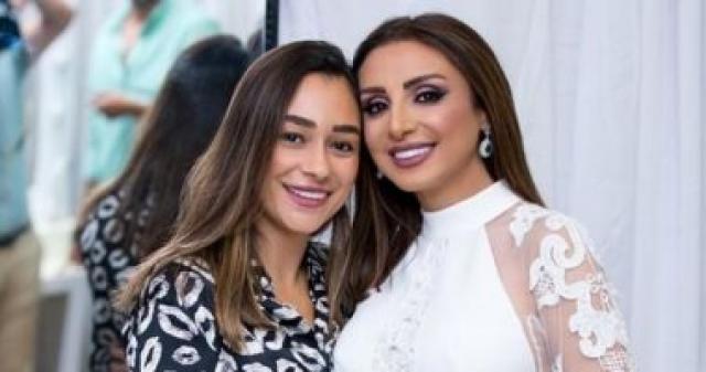 انغام ومديرة أعمالها