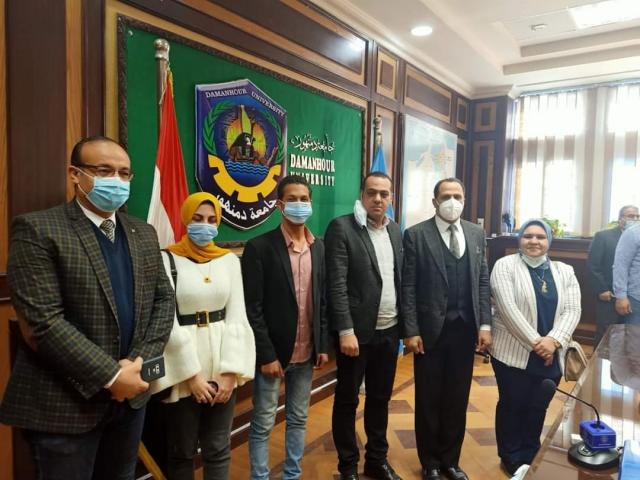 الطالب مصطفى شعلان مع رئيس الجامعة