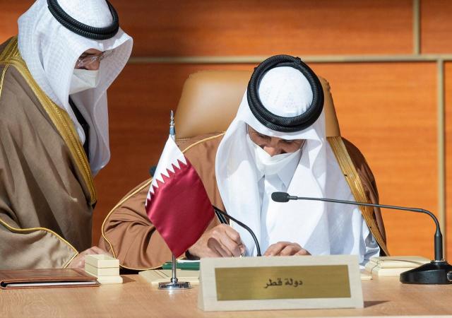 أمير قطر يوقع على المصالحة