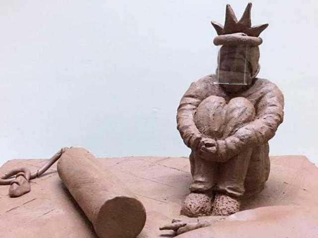 ممرضة مستشفى الحسينية بتمثال من الطين .. اعرف التفاصيل