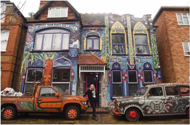بريطانية تحول جدران منزلها للوحات من الفسيفساء لتروى قصة حياتها