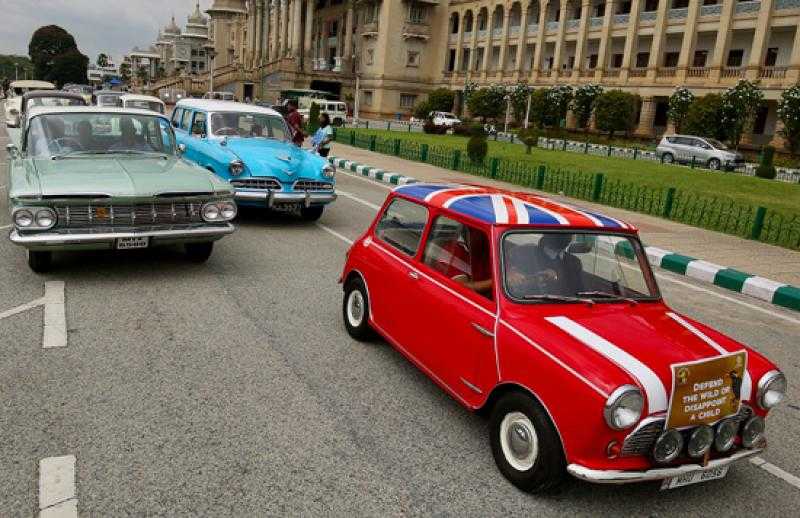 شوارع الهند تتزين برالى السيارات القديمة فى الذكرى الــ 153 لميلاد غاندى
