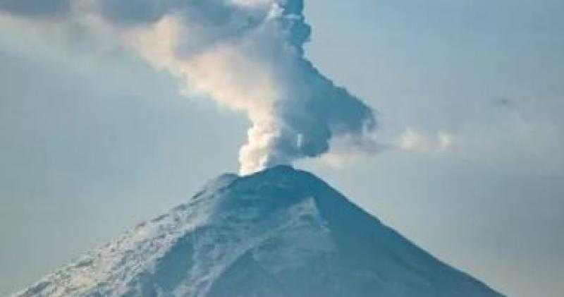بركان يطلق عامودا من الغازات والرماد فى الإكوادور.. والسلطات تحذر
