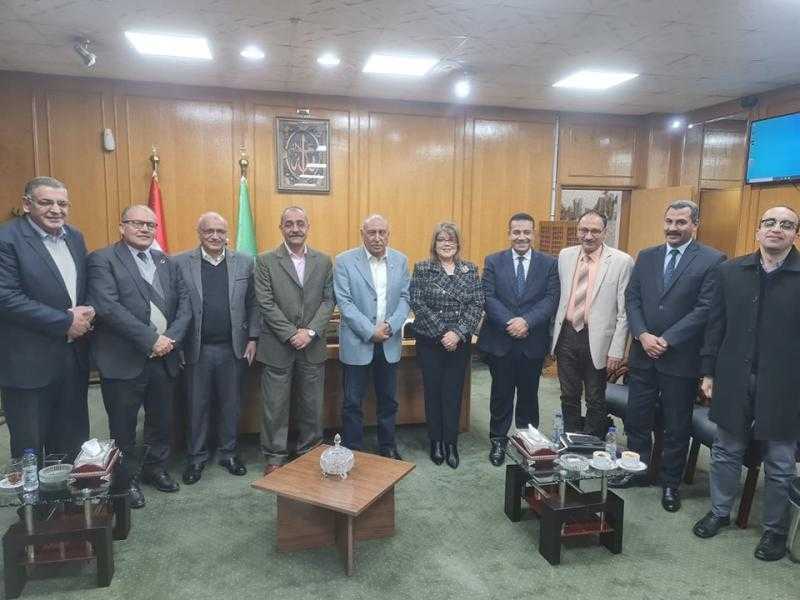 النائب احمد دندش يطالب المحافظ بسرعة انارة طريق الاسماعيلية السويس الزراعى وحل ازمة المياة الجوفيه بك2