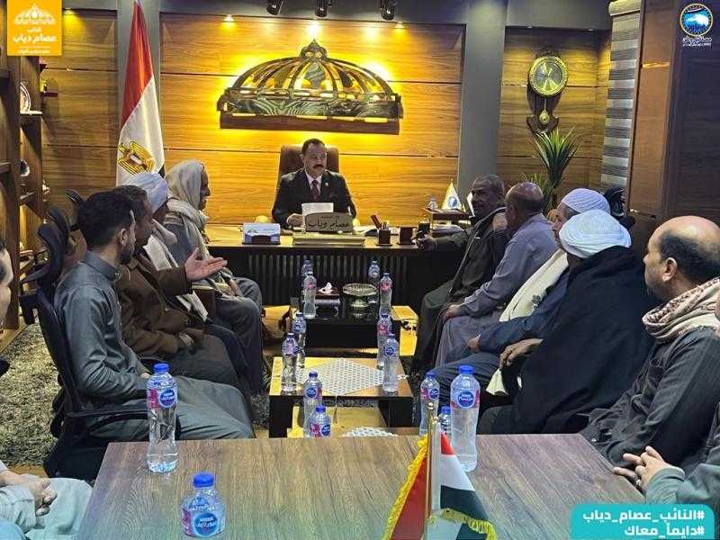 ”دياب” يجتمع باهالى منطقة جبل مريم لبحث حلول لازمة حق انتفاع الاراضى الزراعية