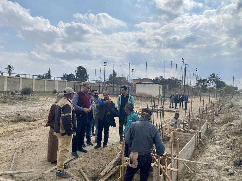 النائب محمد طلبة وسامى عبد الحليم  يشهد ان بدء اعمال انشاء نادى القنطرة غرب الجديد