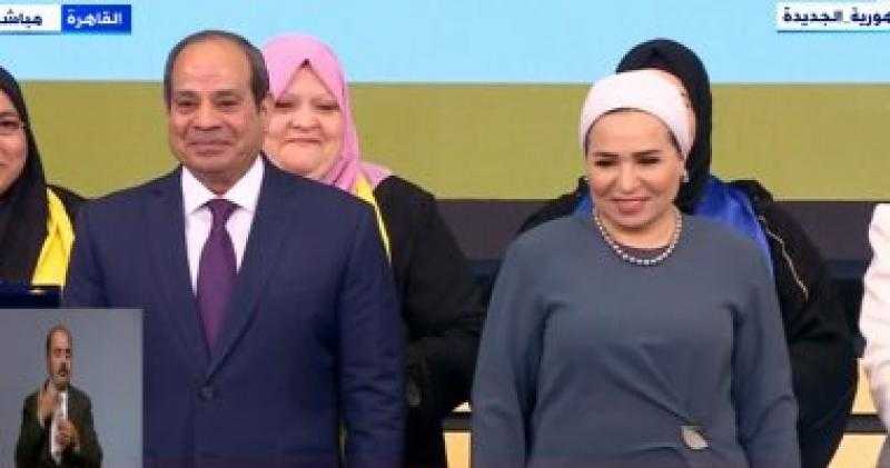 الرئيس السيسي والسيدة قرينته يلتقطان صورا تذكارية مع الأمهات المثاليات