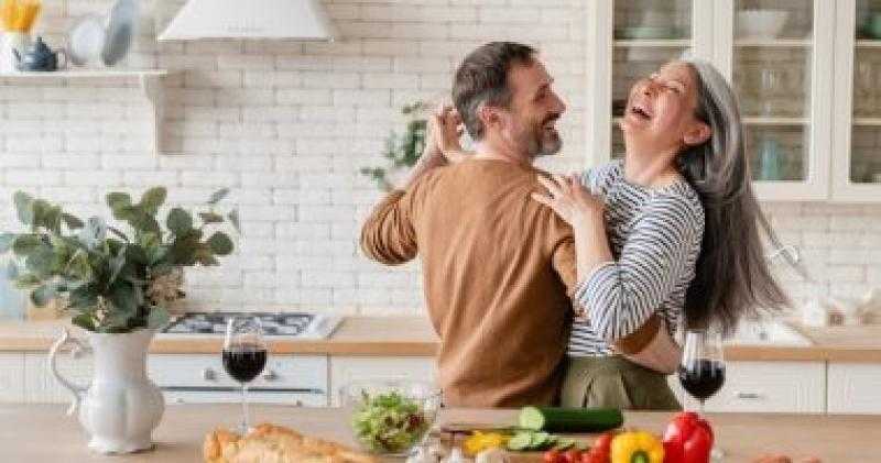 7 هوايات يمكن أن يمارسها الأزواج معًا لزيادة ترابط الأسرة.. منها الطبخ والمشى