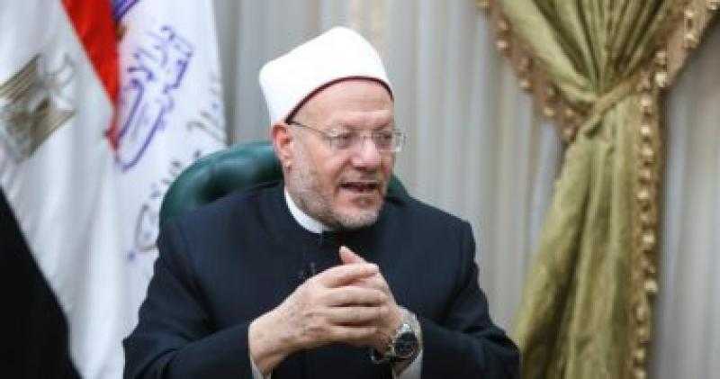 المفتى: من يزعم أن الصلاة على النبى يوم الجمعة بدعة هو للبدعة أقرب وأولى