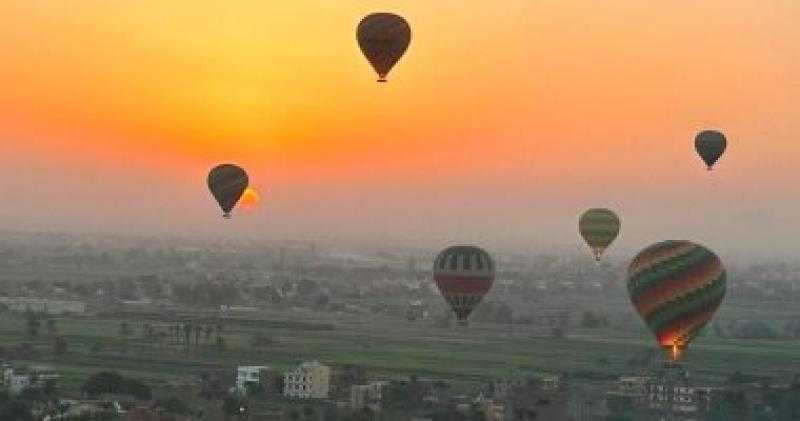 تحليق 35 رحلة بالون طائر على متنها 840 سائحا غرب الأقصر