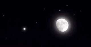 القمر يقترن بزحل لؤلؤة المجموعة الشمسية غدا ويشاهد بالعين المجردة