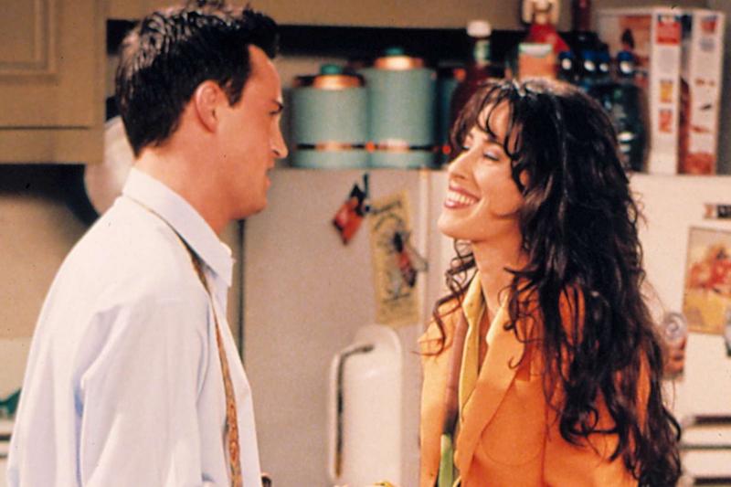 ممثلة في مسلسل Friends: ماثيو بيرى زارنى على هيئة صقر