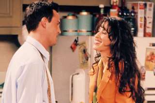 ممثلة في مسلسل Friends: ماثيو بيرى زارنى على هيئة صقر