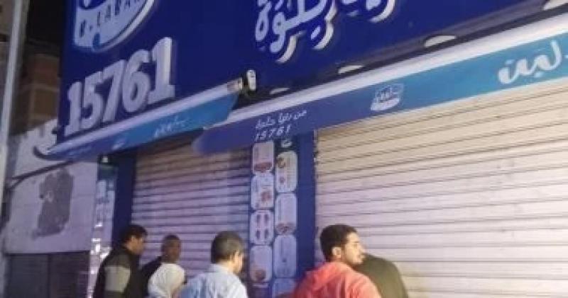 بلبن ووهمى..غلق وتشميع 5 محال لإدارتها دون ترخيص بالإسماعيلية