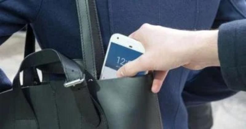 اعترافات عاطل بسرقة الهواتف المحمولة: أراقب الضحايا حتى استولى على ما أريد
