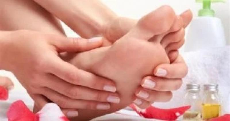 حيل فعالة تعزز نعومة القدمين قبل الصيف.. التقشير والترطيب أبرزها