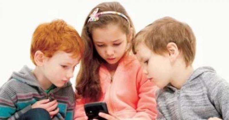 عصبية وغضب.. 5 تغيرات في سلوكيات طفلك سببها كثرة النظر للموبايل