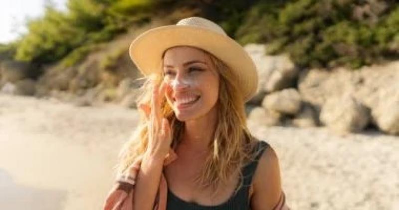 استمتعي بالشمس من غير حروق.. خطوات مهمة للحفاظ على بشرتك في الصيف
