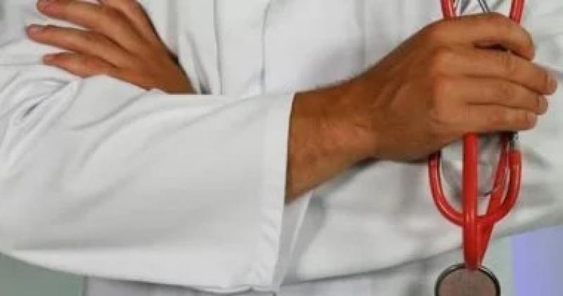 ”قالهم مش هكشف”.. التحقيق فى واقعة طبيب قنا والمريضة المسنة