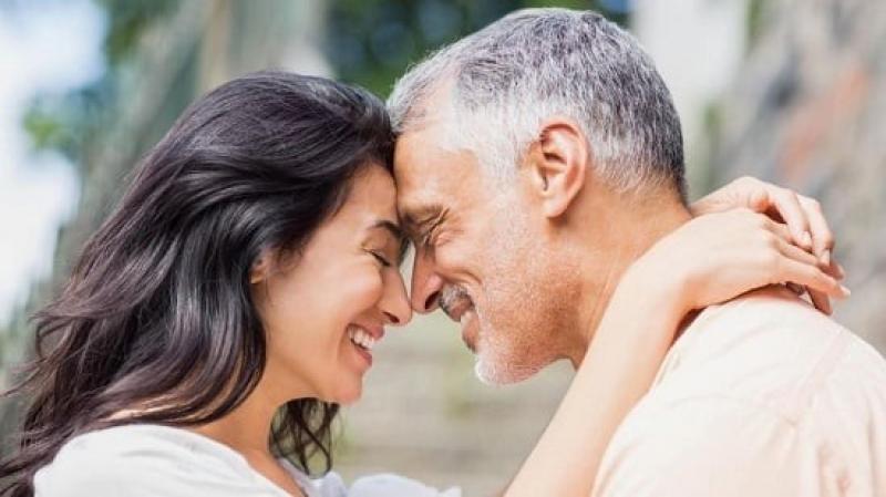 لماذا تنجذب بعض النساء إلى الرجال الأكبر سنًا؟