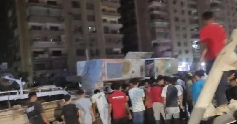 استخراج جثة سيدة بعد تقطيع السيارة إثر سقوط ونش عليها بطريق الأوتوستراد