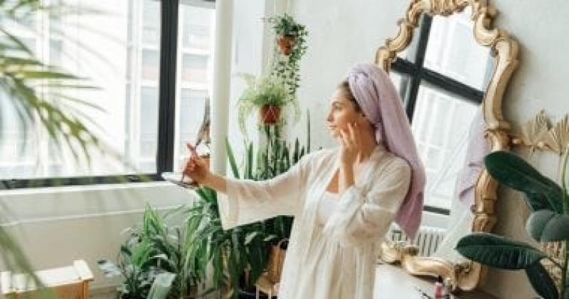روتين الـ7 دقائق للبشرة الدهنية أو المختلطة.. خطوات صباحية لبشرة متوازنة
