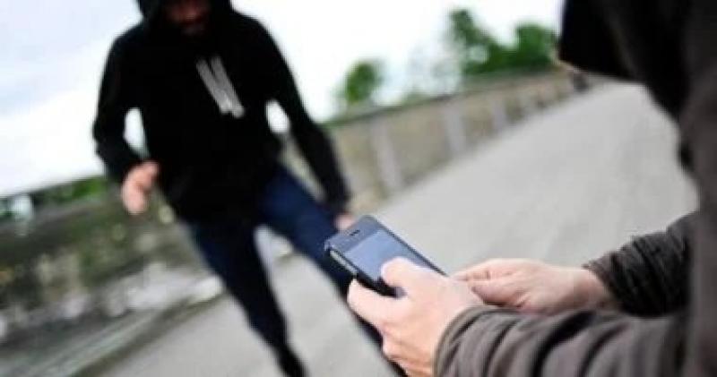 تفاصيل التحقيق مع تشكيل عصابى بتهمة سرقة الهواتف المحمولة فى حلوان