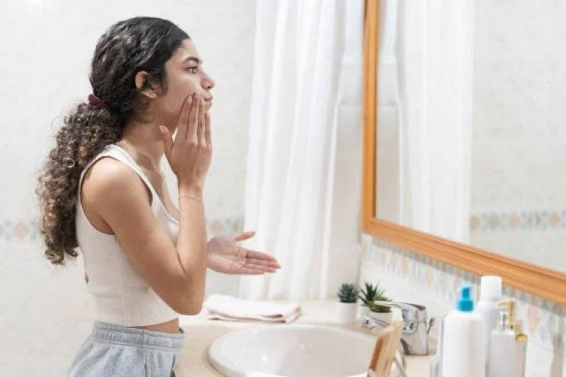 5 عادات يومية تتسبب فى ظهور البثور وخطوط التجاعيد.. أبرزها الهاتف المحمول