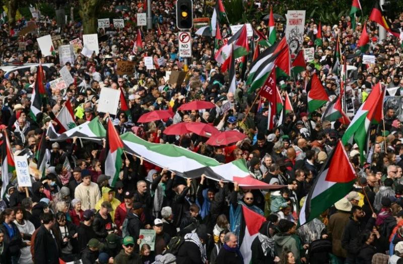 الأستراليون يتحدون الأمطار وينظمون أكبر مظاهرة بجسر سيدنى من أجل غزة.. صور