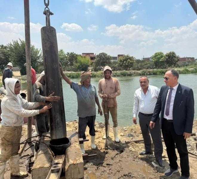 بالصور:دندش يتابع  بدء أعمال استبدال كوبرى مشاة بديلا للصال بأبو عساكر