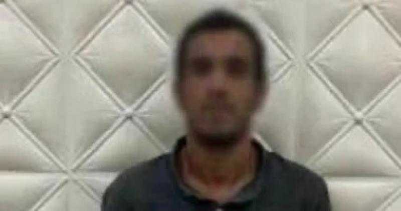 فيديو مثير بالسيدة زينب.. ”سايس” يقفز على سيارة لإجبار قائدها على التوقف