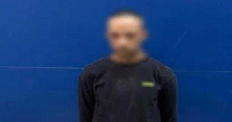 مشهد صادم فى بنى سويف.. رجل يعتدى على سيدة مسنة بصندوق بلاستيك