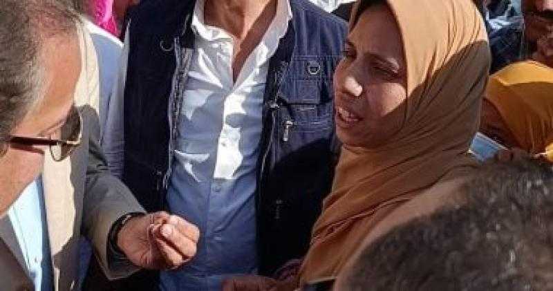 سيدة تبكي أمام وزير الصحة بقنا: علاج شقيقي بـ 150 مليون جنيه.. والوزير يوجه ببحث الحالة
