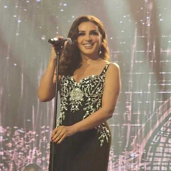 أنغام تتألق بفستان أسود مطرز فى حفل قطر