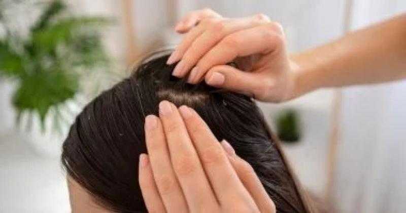 فى موسم المدارس.. اعرفى الفرق بين قشرة الشعر والقمل وكيفية الوقاية
