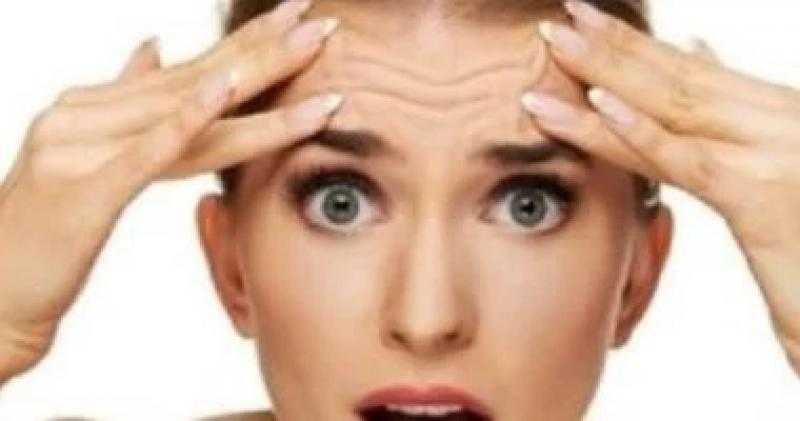 5 أخطاء يومية بتزود تجاعيد البشرة.. من وضعية نومك للخروج فى الشمس