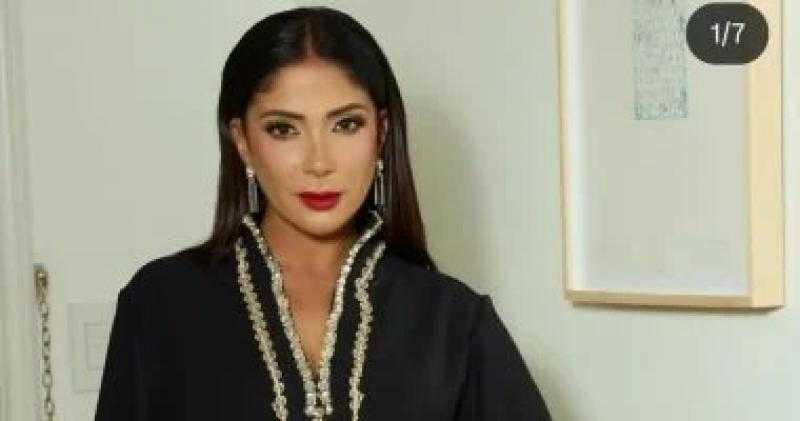 منى زكى تتألق بإطلالة من تصميم زهير مراد.. وتخطف الأضواء فى لوس أنجلوس