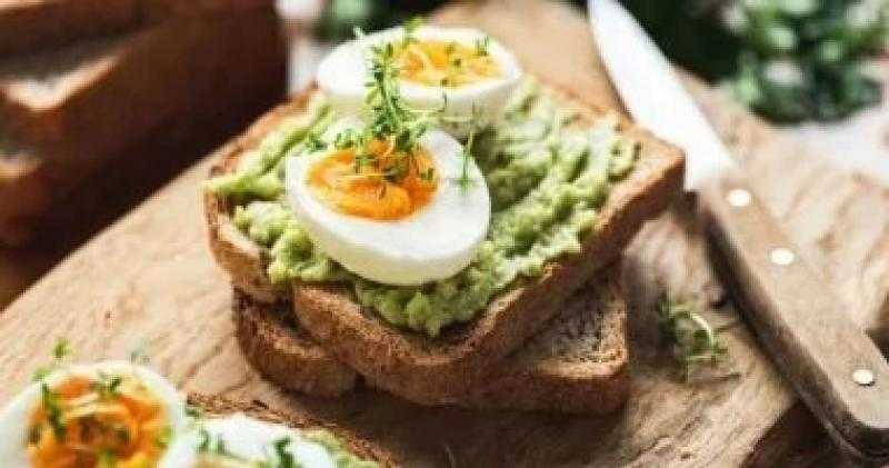 طبيب بجامعة هارفارد يكشف 7 أخطاء شائعة في وجبة الإفطار تضر الأمعاء