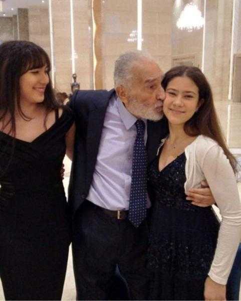 والد أميرة ومريم أبو زهرة: ليه فى ناس بتحب تفسد فرحة المصريين