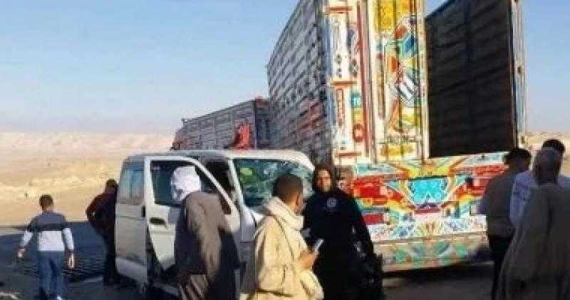 مصرع شخص وإصابة 8 فى تصادم ميكروباص أجرة مع نقل بالوادى الجديد
