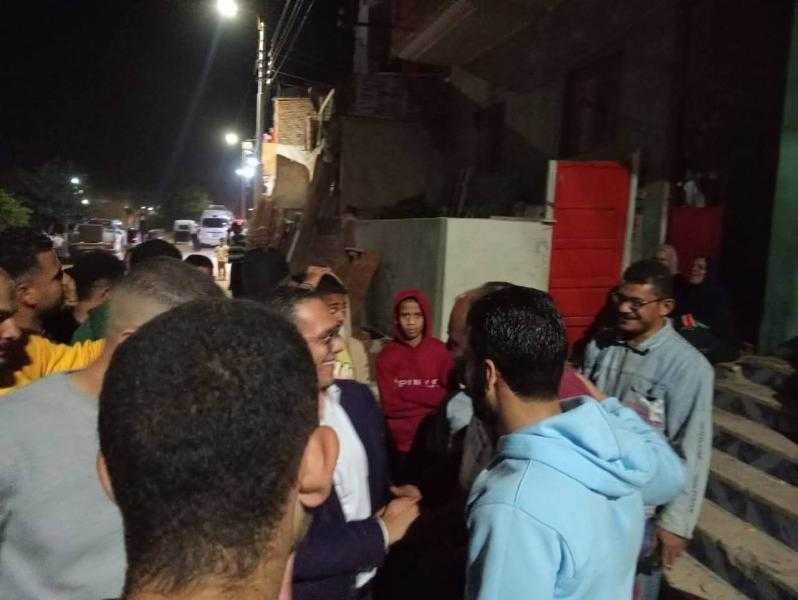 سيد عبدالجليل مع اهالى فايد فى مسيرة شعبية سيرا على الاقدام