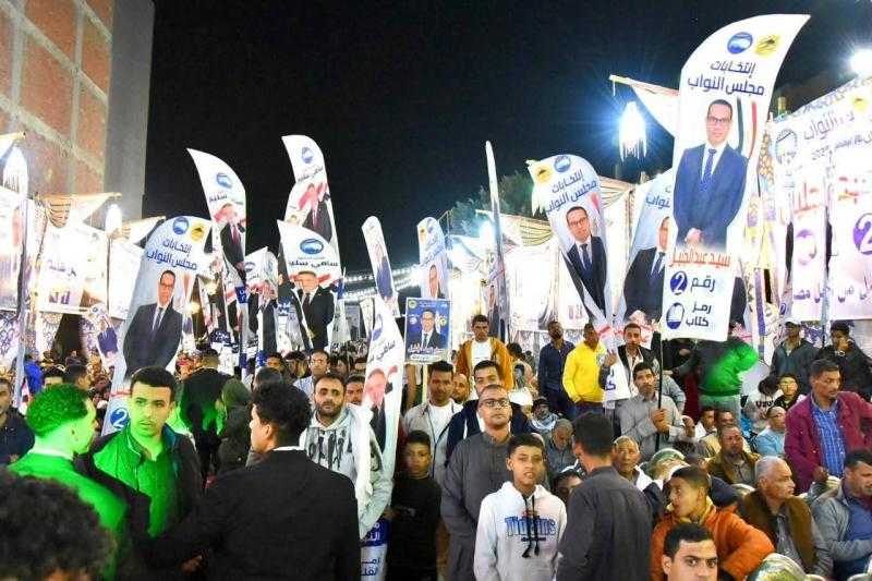 اهالى ابوصوير ترفع صور سيد عبدالجليل مرشحا للدائرة الثالثة