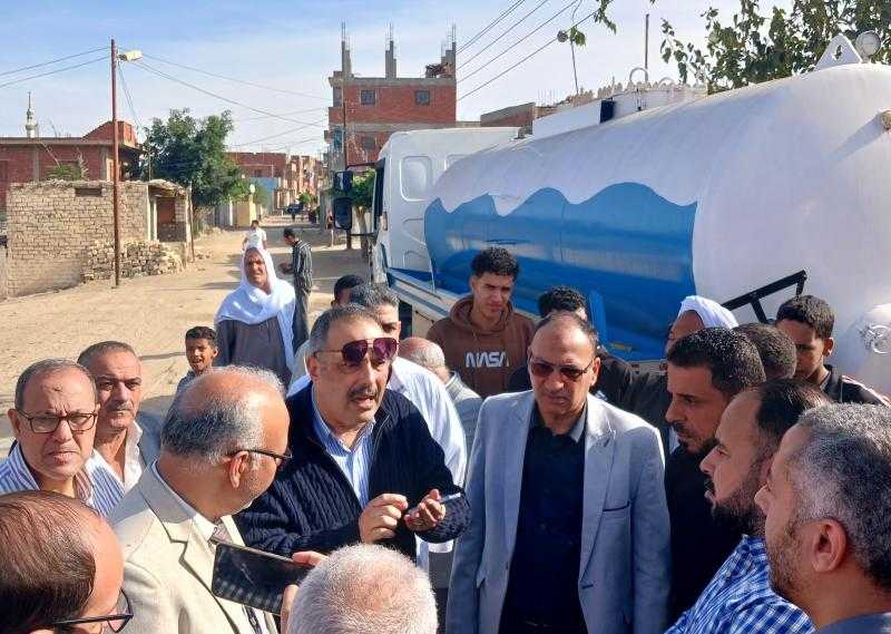 بالصور:دندش ورئيس شركة مياة الشرب فى جولة لتفقد المناطق المحرومة بالمركز
