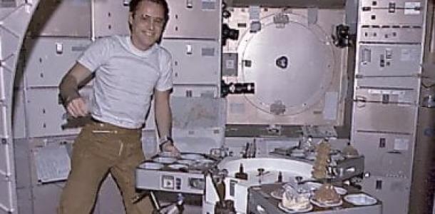 اعرف رواد ناسا بيدخلوا الحمام إزاى فى الفضاء