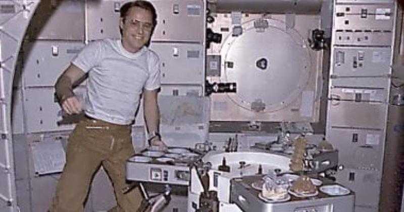 اعرف رواد ناسا بيدخلوا الحمام إزاى فى الفضاء
