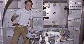 اعرف رواد ناسا بيدخلوا الحمام إزاى فى الفضاء