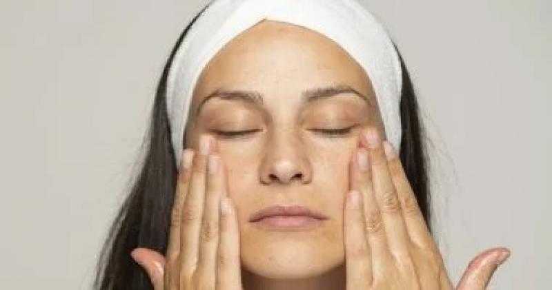 6 فوائد لعمل مساج للبشرة فى المنزل.. منها إزالة الشوائب