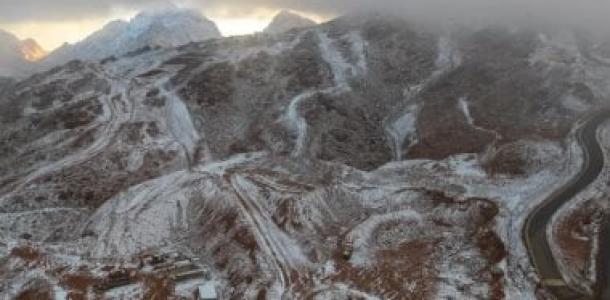 ثلوج نادرة على جبال اللوز فى تبوك بالسعودية تثير تفاعلا واسعا