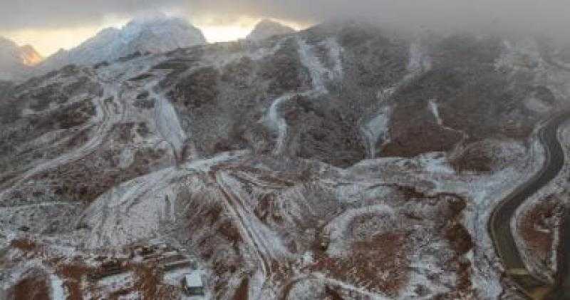 ثلوج نادرة على جبال اللوز فى تبوك بالسعودية تثير تفاعلا واسعا