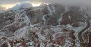 ثلوج نادرة على جبال اللوز فى تبوك بالسعودية تثير تفاعلا واسعا